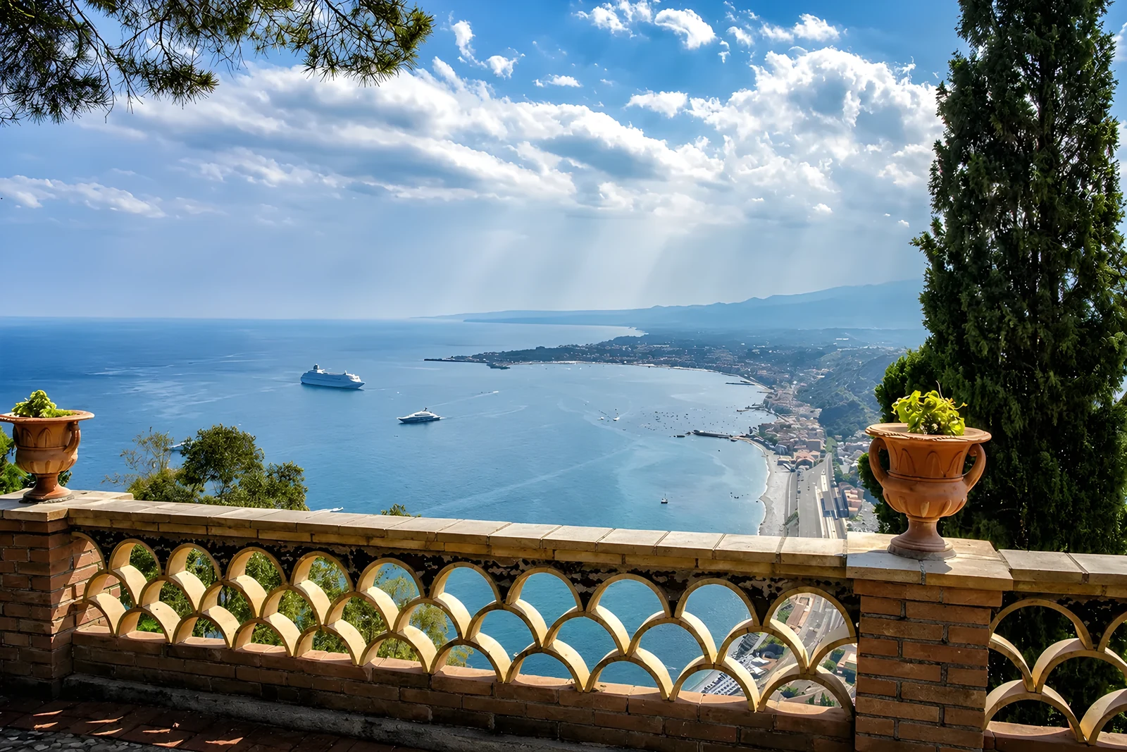 Terrazza sul mare a Taormina, con vasi in terracotta
